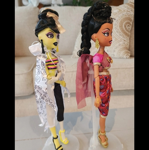 MGA Bratz Bratzillaz Glam Gets Wicked Llliana Honesty Switch-A-Witch Clown Doll - Picture 2 of 7